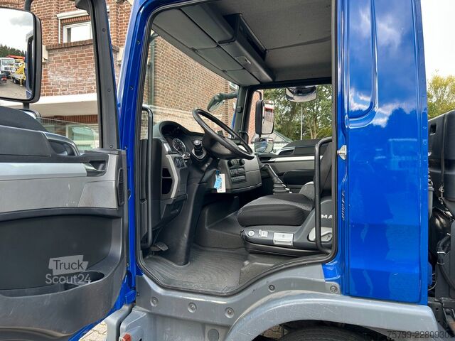 Autoutilitară cu macara montată pe șasiu de camion MAN 7.180 mit Böcker Dachdeckerkran bis 37 m 37-4000