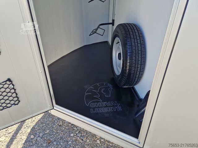 Remorcă pentru transport cai Cheval Liberté Maxi 4 Vollausstattung bis 4 Pferde Neu