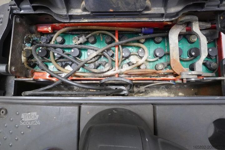 Carretilla elevadora baja con plataforma para el conductor Linde T 20 SP 131