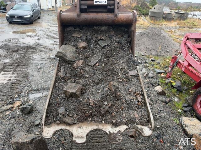  New Holland Kobelco E215B Excavator with digging bucket – 7,95
