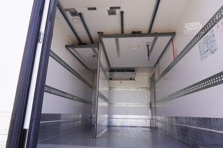 Refrižeratoru kravas automašīna Renault D12 / Lamberet refrigerated truck / lift