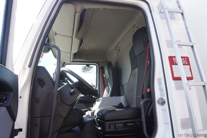 Refrižeratoru kravas automašīna Renault D12 / Lamberet refrigerated truck / lift