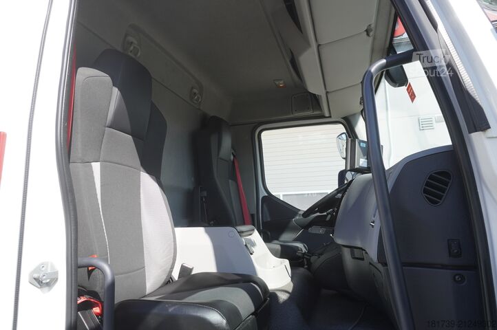 Refrižeratoru kravas automašīna Renault D12 / Lamberet refrigerated truck / lift