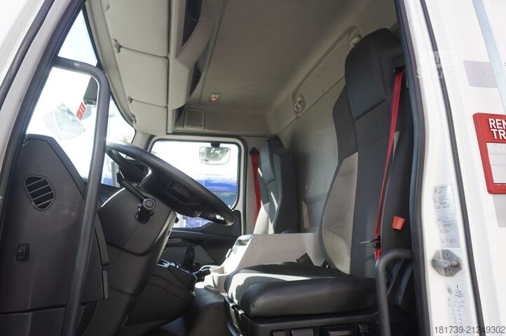 Refrižeratoru kravas automašīna Renault D12 / Lamberet refrigerated truck / lift