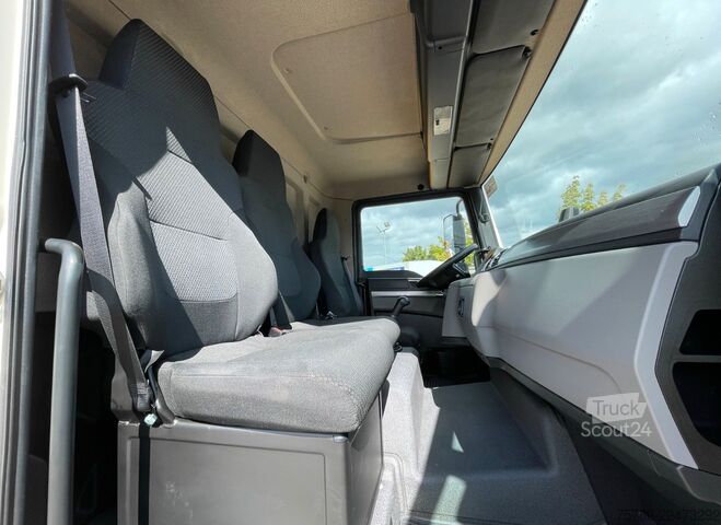 Tovorno vozilo s ravno platformo in ponjavo MAN TGL 12.220 BL/ 7m Pritsche/ LBW 1.5t/ AC/