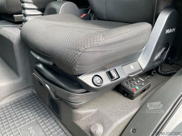 Tovorno vozilo s ravno platformo in ponjavo MAN TGL 12.220 BL/ 7m Pritsche/ LBW 1.5t/ AC/