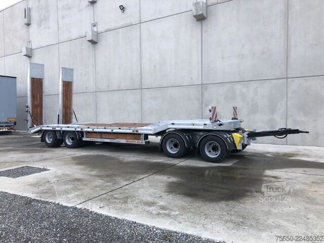 Remorcă cu platformă joasă Möslein T 4 VB H1  neuer 4 Achs Tieflader hydraulischen Rampen