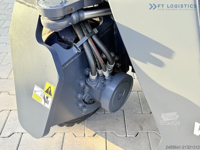 Stivuitor cu patru direcții Combilift CB4000 GAS TRIPLEX 5200 POSITIONER