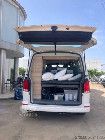 Fourgonnette Volkswagen California Camper | 2 Betten 4 Schlafplätze | Küchenzeile + Dachbett