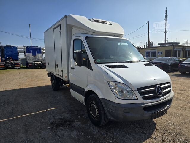 Jääkaappikorinen pakettiauto Mercedes Benz Sprinter 319  Kühlkoffer