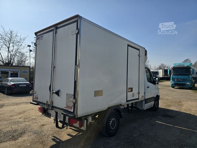 Jääkaappikorinen pakettiauto Mercedes Benz Sprinter 319  Kühlkoffer