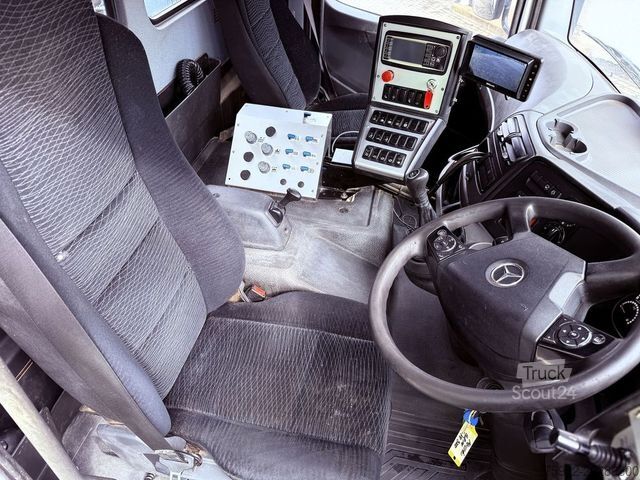 Balayeuse de voirie MERCEDES-BENZ Atego 1323 Faun Viajet Hochdruckpumpe