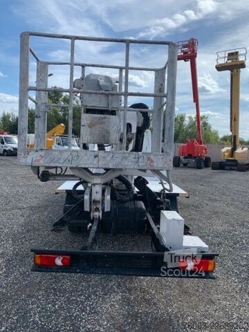 Vrachtwagen met bakwagen Nissan Cabstar Multitel HX195 - 19,5m
