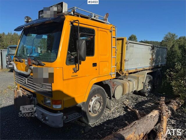 Vrachtwagen met kraan Volvo FL10 Tipper Truck – Rear-Mounted Palfinger Crane