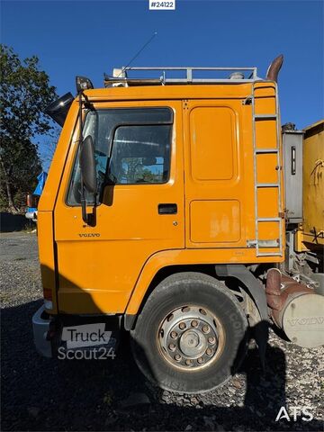 Vrachtwagen met kraan Volvo FL10 Tipper Truck – Rear-Mounted Palfinger Crane