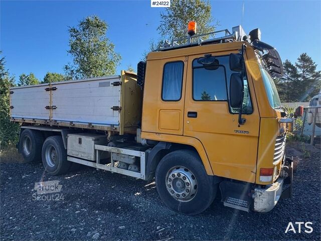Vrachtwagen met kraan Volvo FL10 Tipper Truck – Rear-Mounted Palfinger Crane