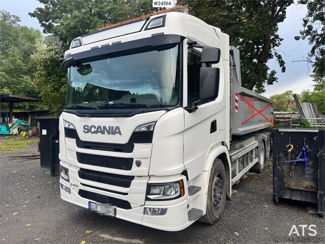 Haakarmsysteem Scania G410 6x2 Hooklift Truck with Machine Flatbed – CNG