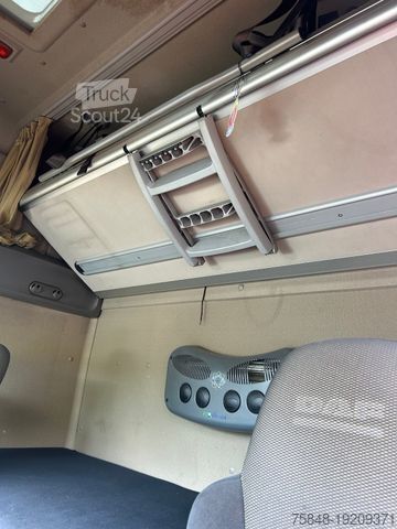 Yüksek hacimli çekici DAF 105.460-Euro5 EEV-Intarder-Motor läuft