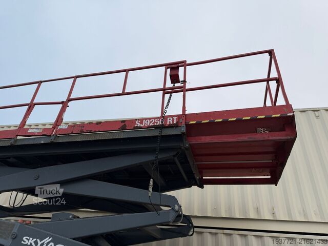 škarjasto dvigalo SkyJack SJ9250