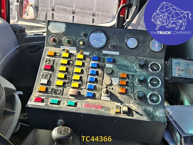 Măturătoare stradală Mercedes-Benz Axor 1828