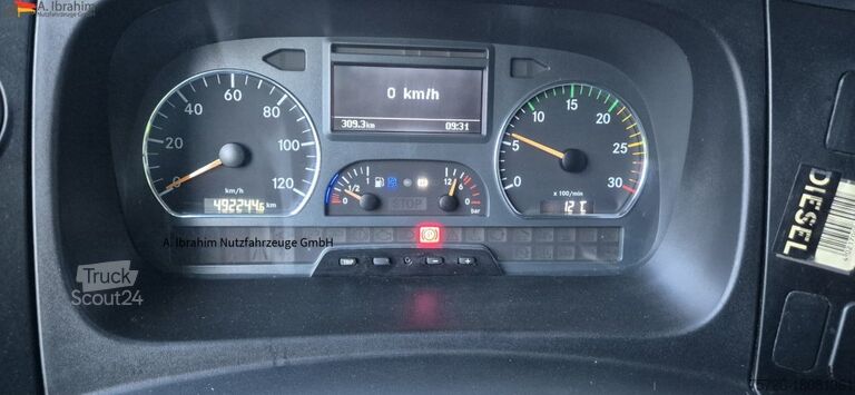 Skåpbil Mercedes-Benz 816L LBW, Blatt gefedert