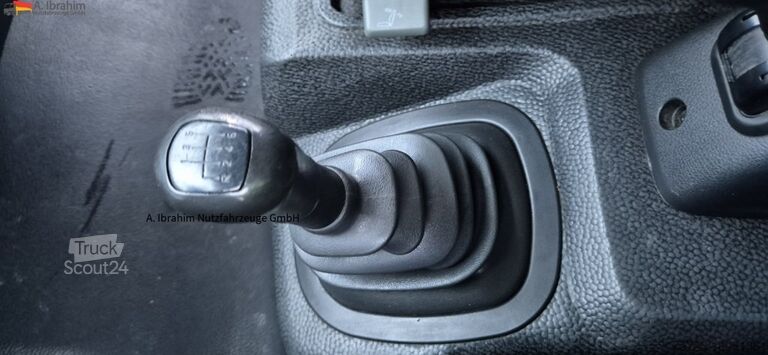 Skåpbil Mercedes-Benz 816L LBW, Blatt gefedert