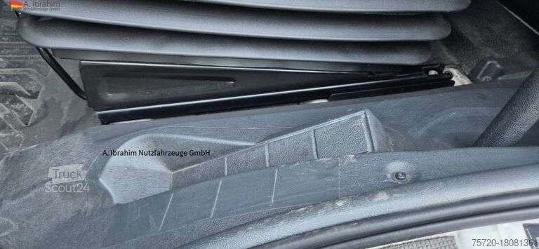 Skåpbil Mercedes-Benz 816L LBW, Blatt gefedert