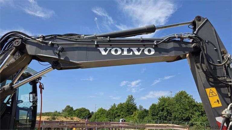 Колесный экскаватор Volvo EWR170E