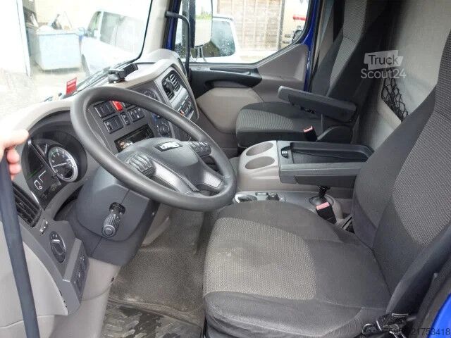 شاحنة نقل سيارات مغلقة DAF LF 210 L3EN2