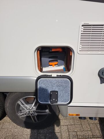 Integroitu matkailuauto carthago chic e-line