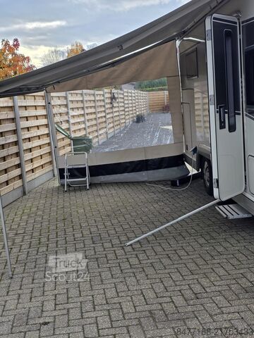 Integroitu matkailuauto carthago chic e-line