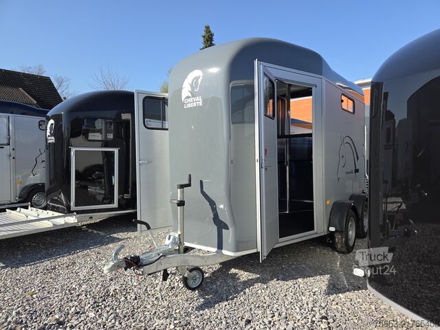 Remorque de transport de chevaux Cheval Liberté Touring XL Jumping Sattelschrank 100km