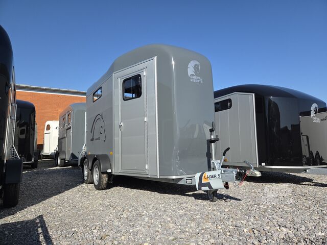Remorque de transport de chevaux Cheval Liberté Touring XL Jumping Sattelschrank 100km