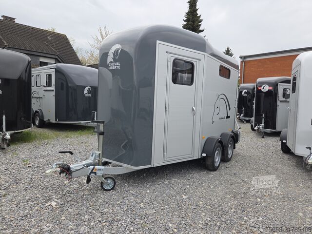 Remorque de transport de chevaux Cheval Liberté Touring XL Jumping Sattelschrank 100km