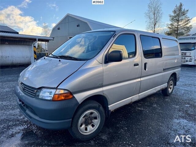 Break à toit surélevé Toyota Hiace 4WD. Lots of rust. 6 seats!