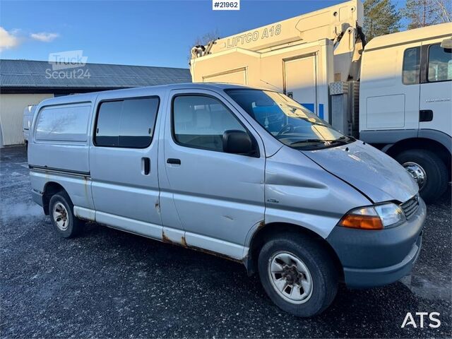 Break à toit surélevé Toyota Hiace 4WD. Lots of rust. 6 seats!