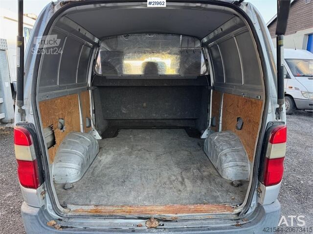 Break à toit surélevé Toyota Hiace 4WD. Lots of rust. 6 seats!