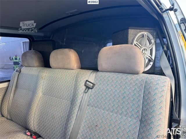 Break à toit surélevé Toyota Hiace 4WD. Lots of rust. 6 seats!