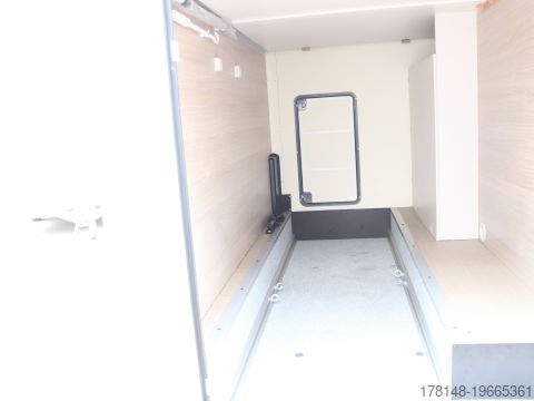 Ημιενσωματωμένο αυτοκινούμενο τροχόσπιτο Bürstner Lineo T 690 G