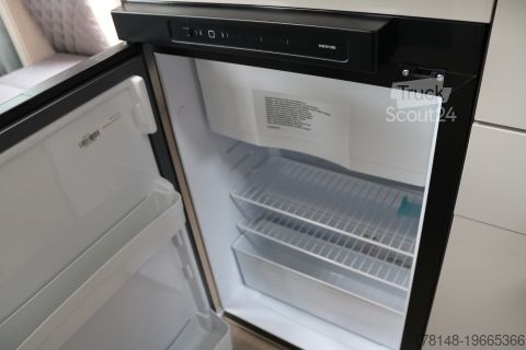 Ημιενσωματωμένο αυτοκινούμενο τροχόσπιτο Bürstner Lineo T 690 G