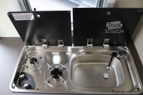 Ημιενσωματωμένο αυτοκινούμενο τροχόσπιτο Bürstner Lineo T 690 G