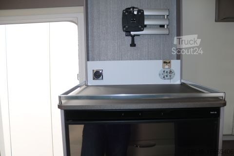 Ημιενσωματωμένο αυτοκινούμενο τροχόσπιτο Bürstner Lyseo TD 644 G