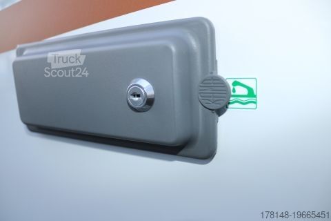 Ημιενσωματωμένο αυτοκινούμενο τροχόσπιτο Bürstner Lyseo TD 690 G