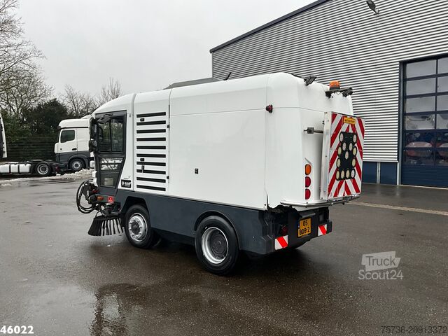 Balayeuse de voirie Ravo 580 with 3-rd brush