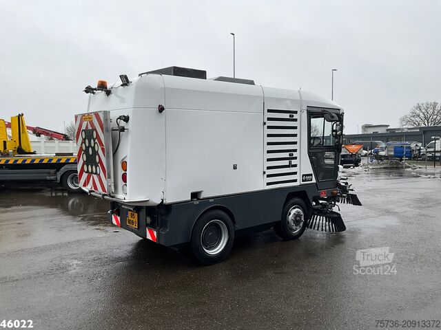 Balayeuse de voirie Ravo 580 with 3-rd brush