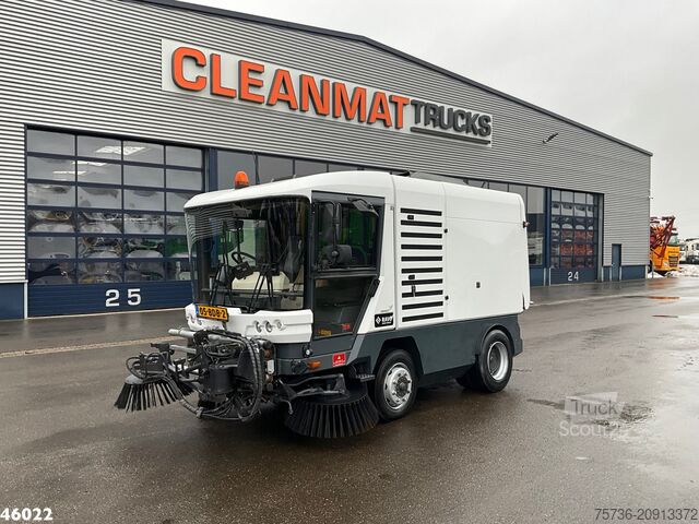 Balayeuse de voirie Ravo 580 with 3-rd brush