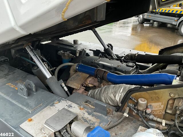 Balayeuse de voirie Ravo 580 with 3-rd brush