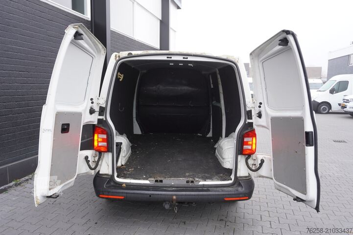 Delivery van Volkswagen Transporter 2.0 TDI L2 - Airco - Navi - PDC - T...