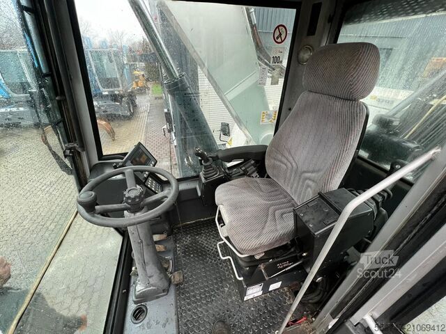 Stroj za ravnanje z materialom Fuchs MHL 320