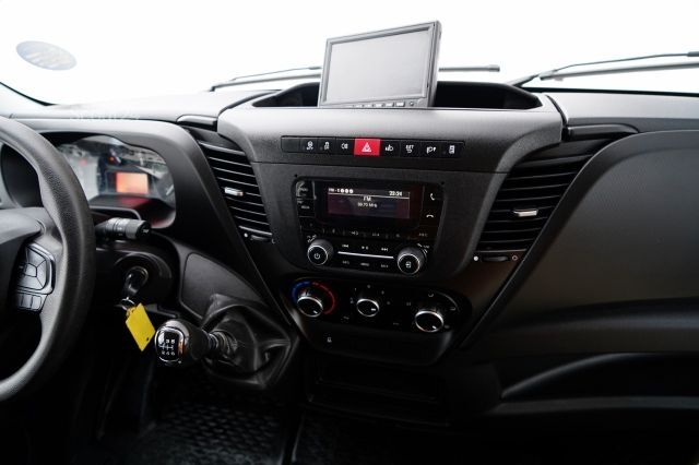 Fourgon benne basculante IVECO DAILY 35-160 / WYWROTKA / BRYGADÓWKA - 6 MIEJSC